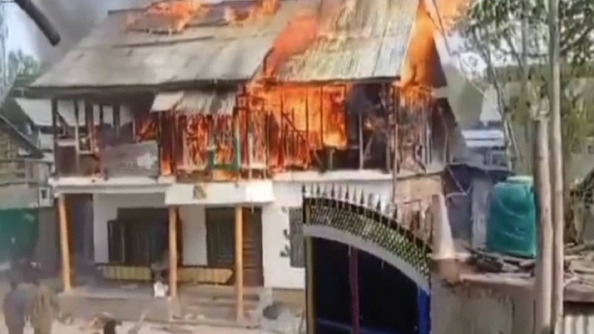 J-K: Massive fire breaks out in residential building in Bandipora